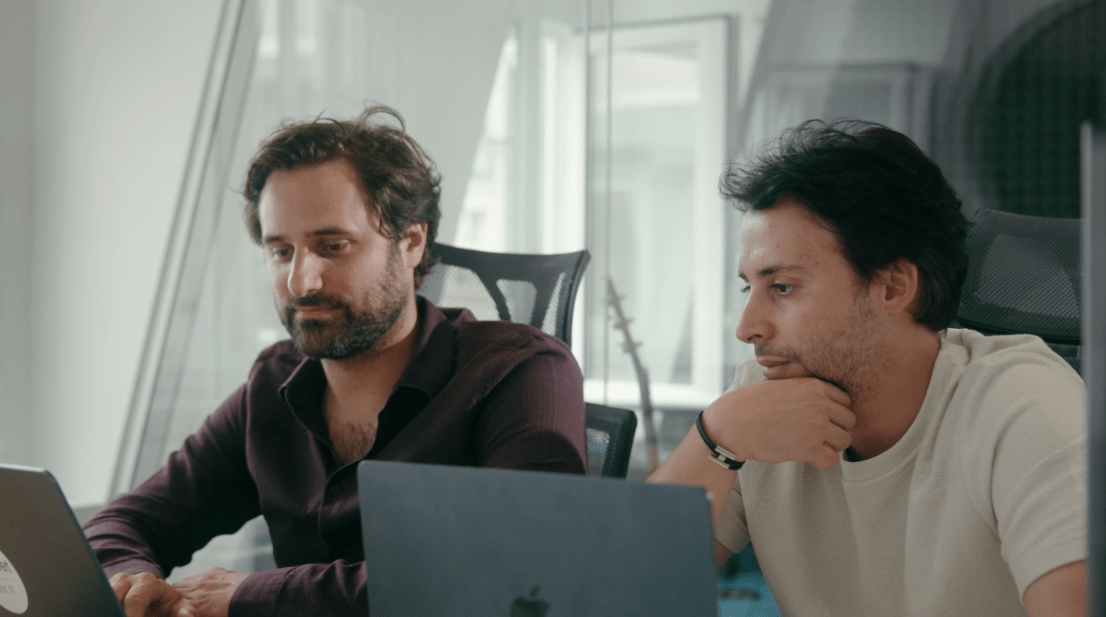 TopoVideo a conçu une vidéo marque employeur authentique et dynamique.
👉 Tournage sur les sites de Paris et Barcelone pour capter l’énergie réelle des équipes.
👉 Mise en avant des collaborateurs et de leur quotidien, sans mise en scène artificielle.
👉 Travail sur le storytelling et le rythme pour refléter l’esprit start-up et l’ambition de Fleet. Résultat : un film sincère, qui raconte une histoire plus qu’il ne présente un produit. Fleet dispose désormais d’un outil puissant pour valoriser sa marque employeur, aussi bien en interne que sur LinkedIn et ses pages carrière.