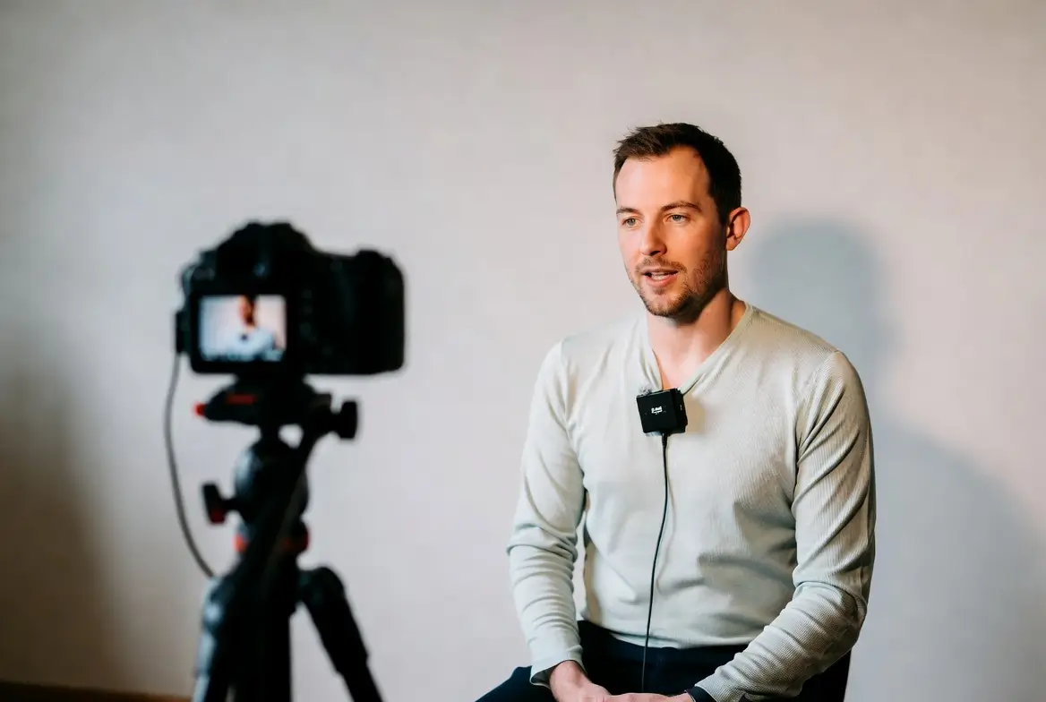 client en plein témoignage vidéo