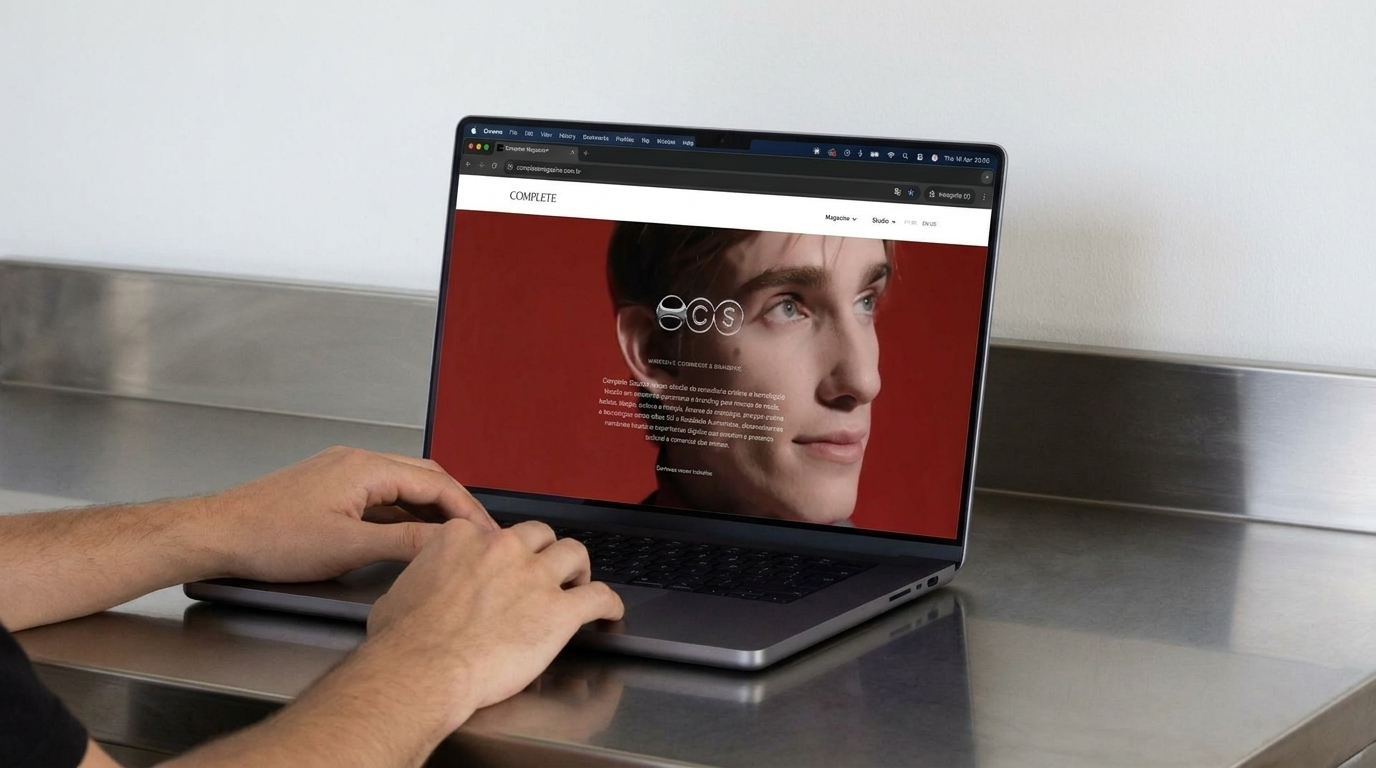 Complete Magazine — site editorial no laptop