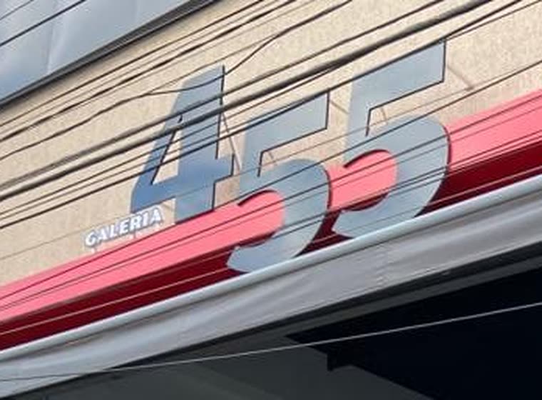 Letreiro da Galeria 455 na fachada