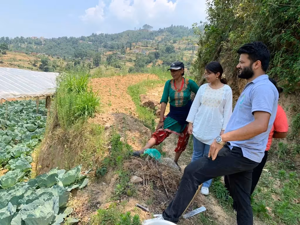 Boeren in Nepal bekijken een plot land.