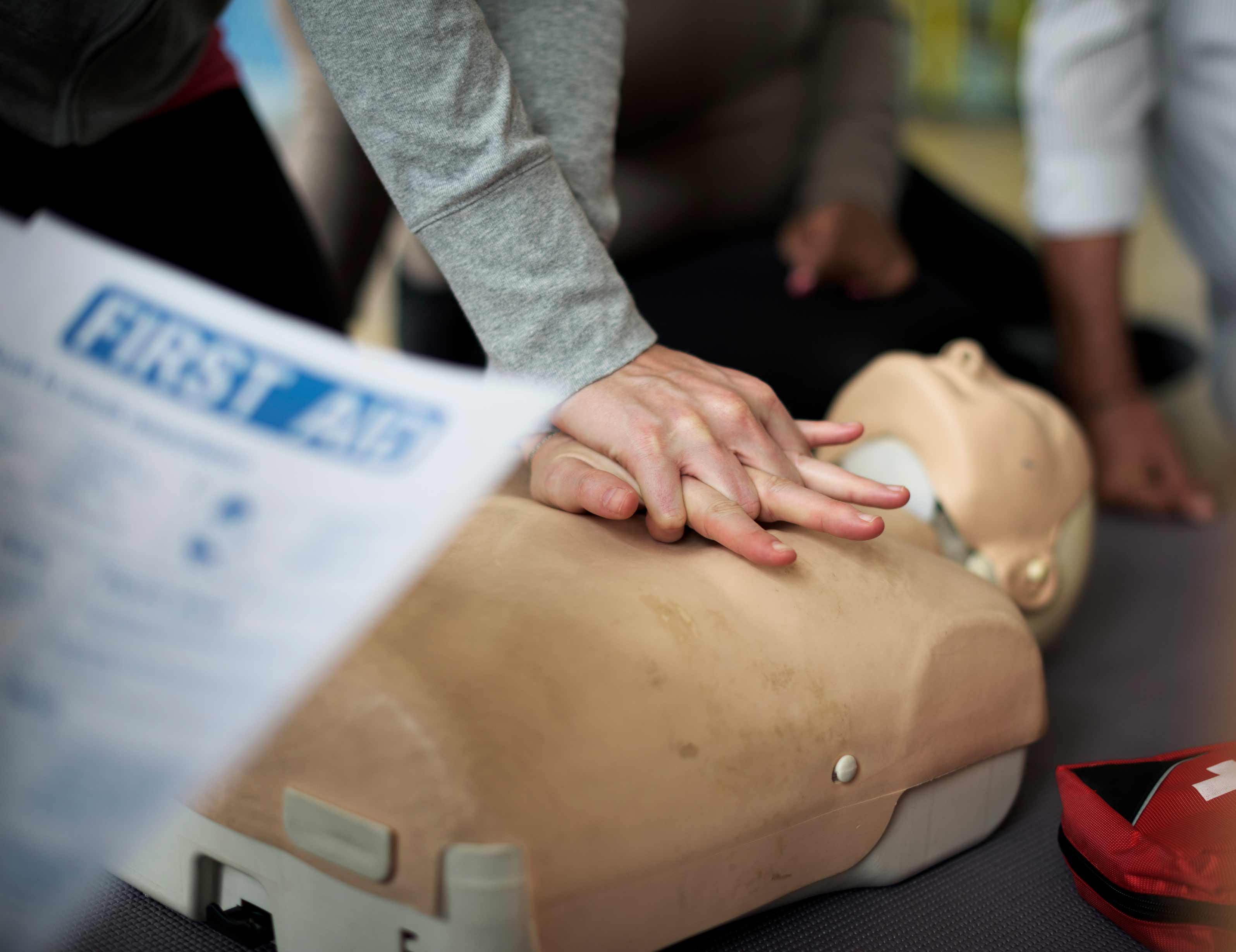 emergency first aid at work course vs first aid at work course