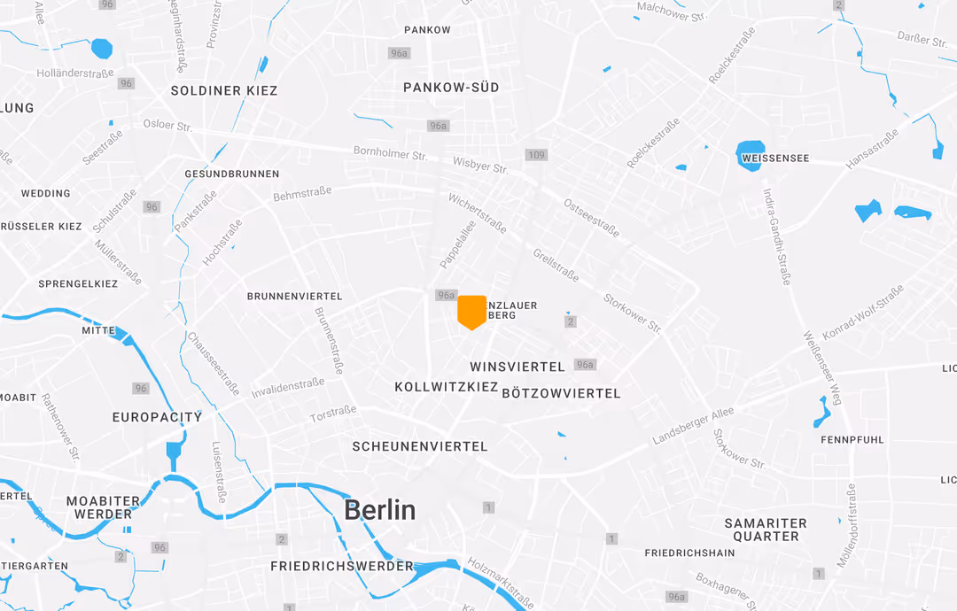 Karte von Berlin mit einem orangefarbenen Marker bei Prenzlauer Berg im Zentrum.