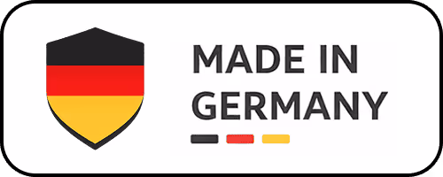 Schild mit den Farben der deutschen Flagge und dem Text 'Made in Germany'.