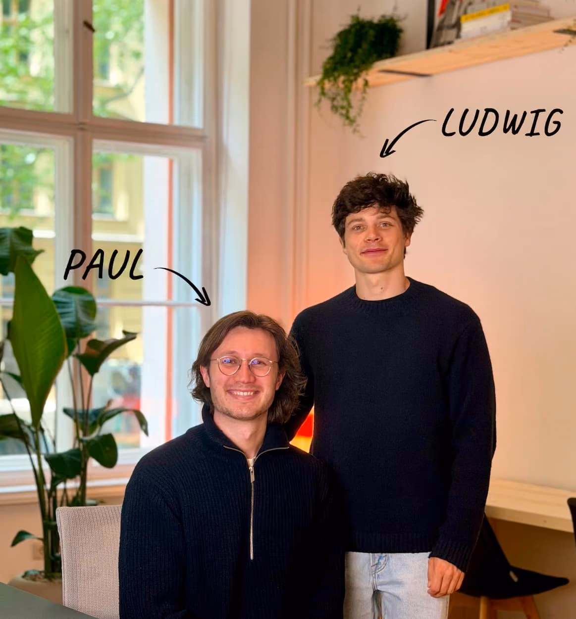 Die Teeberg-Gründer Paul und Ludwig vor ihrem Büro in Berlin
