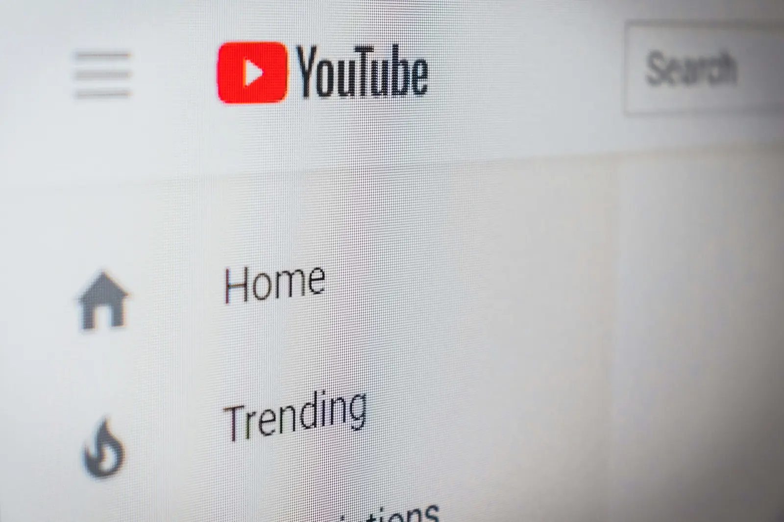 Impressum auf YouTube: Wann Pflicht & wie du deine Adresse schützt