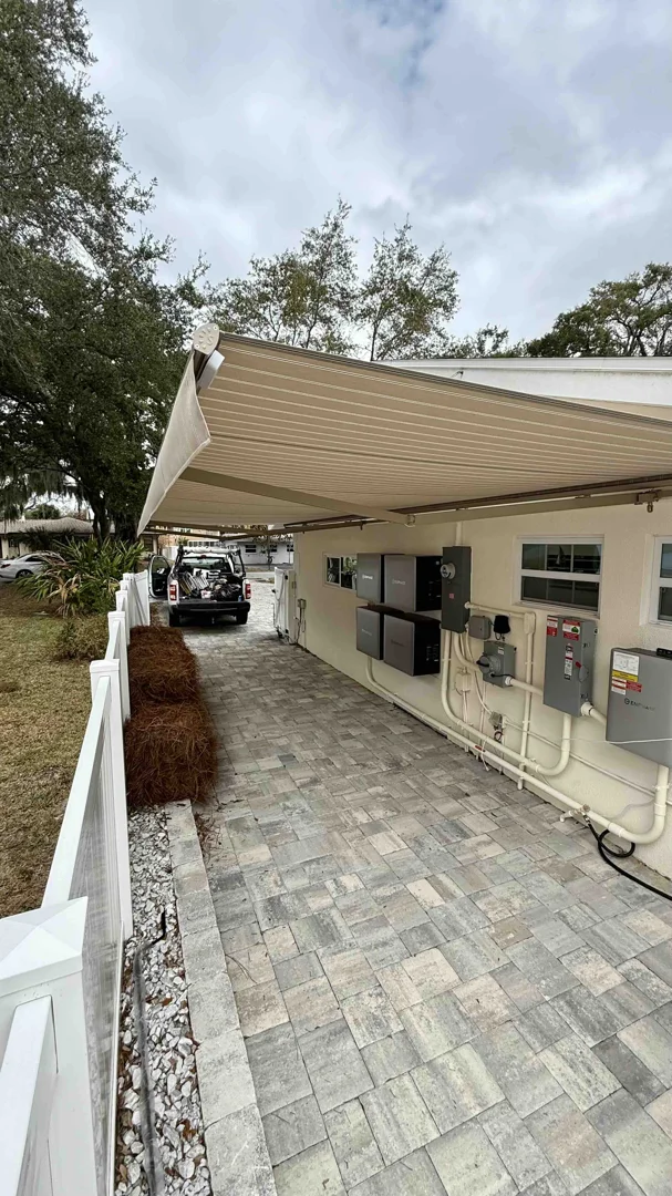 Motorized lateral arm extending over a residential deck - electric awning for house Motorized lateral arm extending over a residential deck - electric awning for house