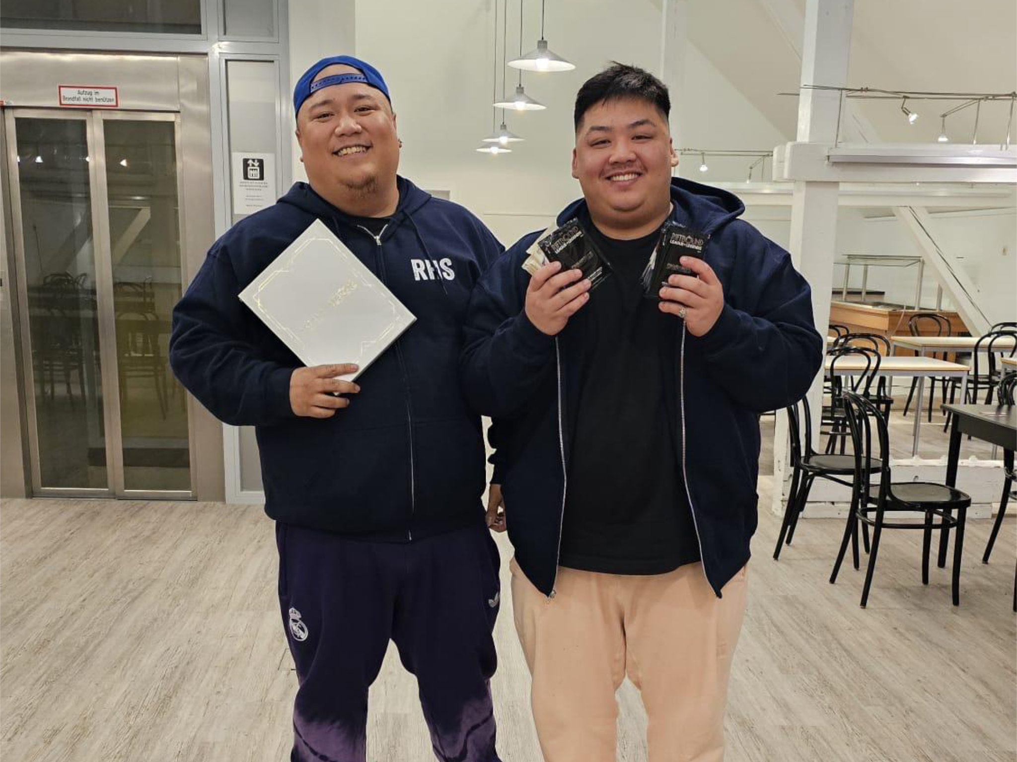 Riftbound 1K Finale (v.l.n.r.): Rafaelo Sarmiento (1. Platz), Long Dao (2. Platz)