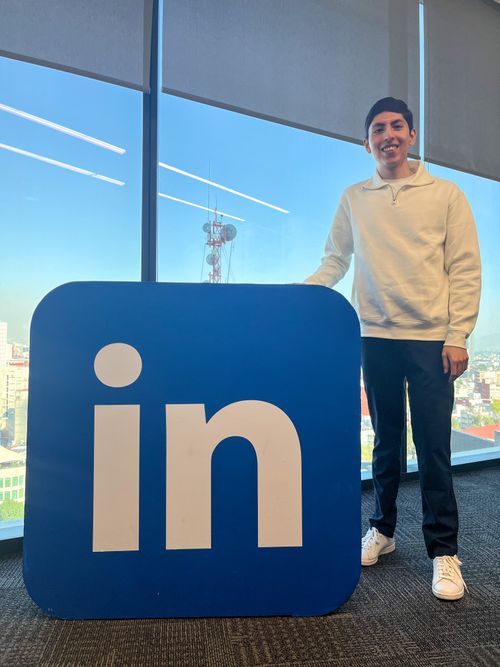 Joven en oficinas de LinkedIn