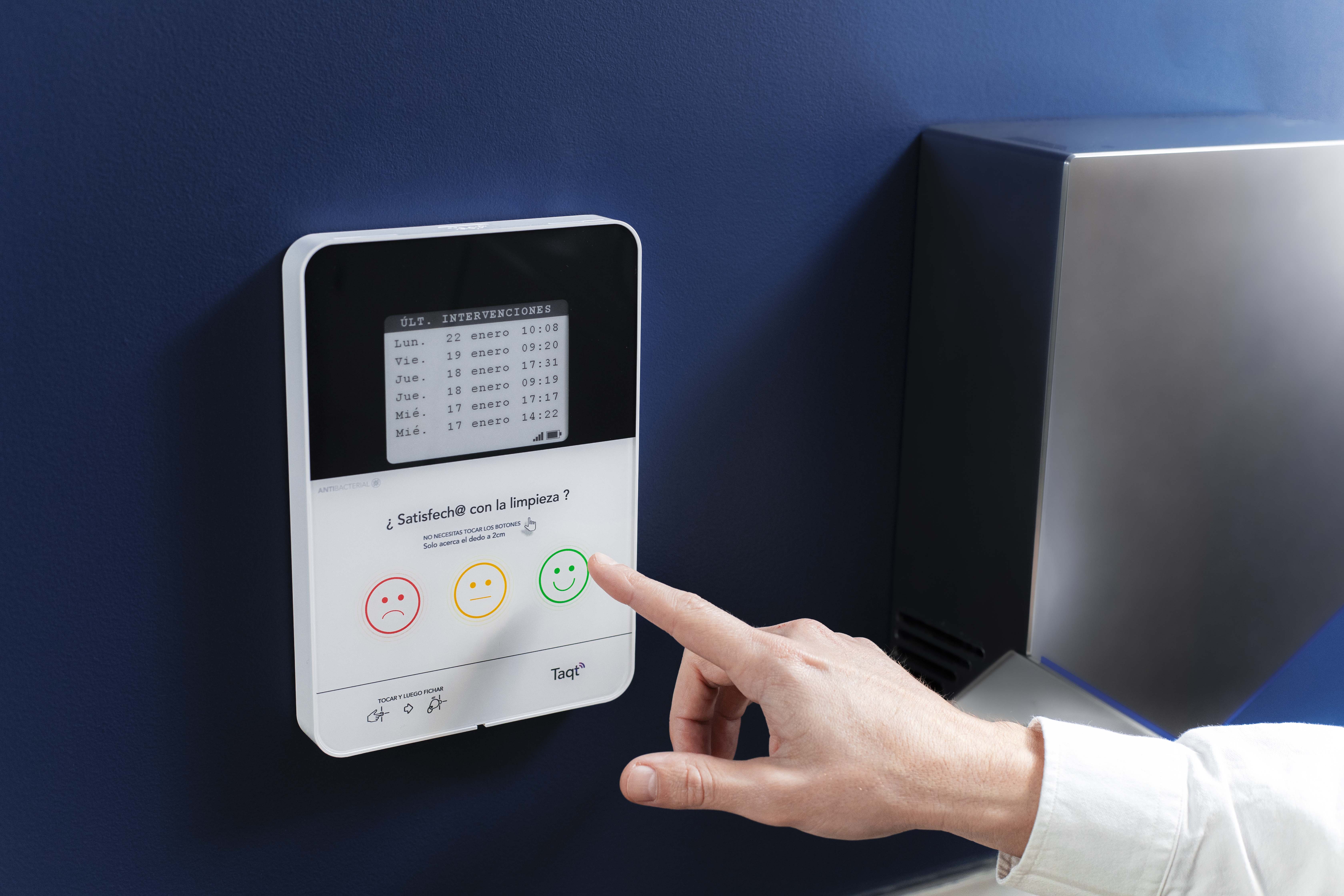 Una persona utilizando un dispositivo de encuesta Smiley