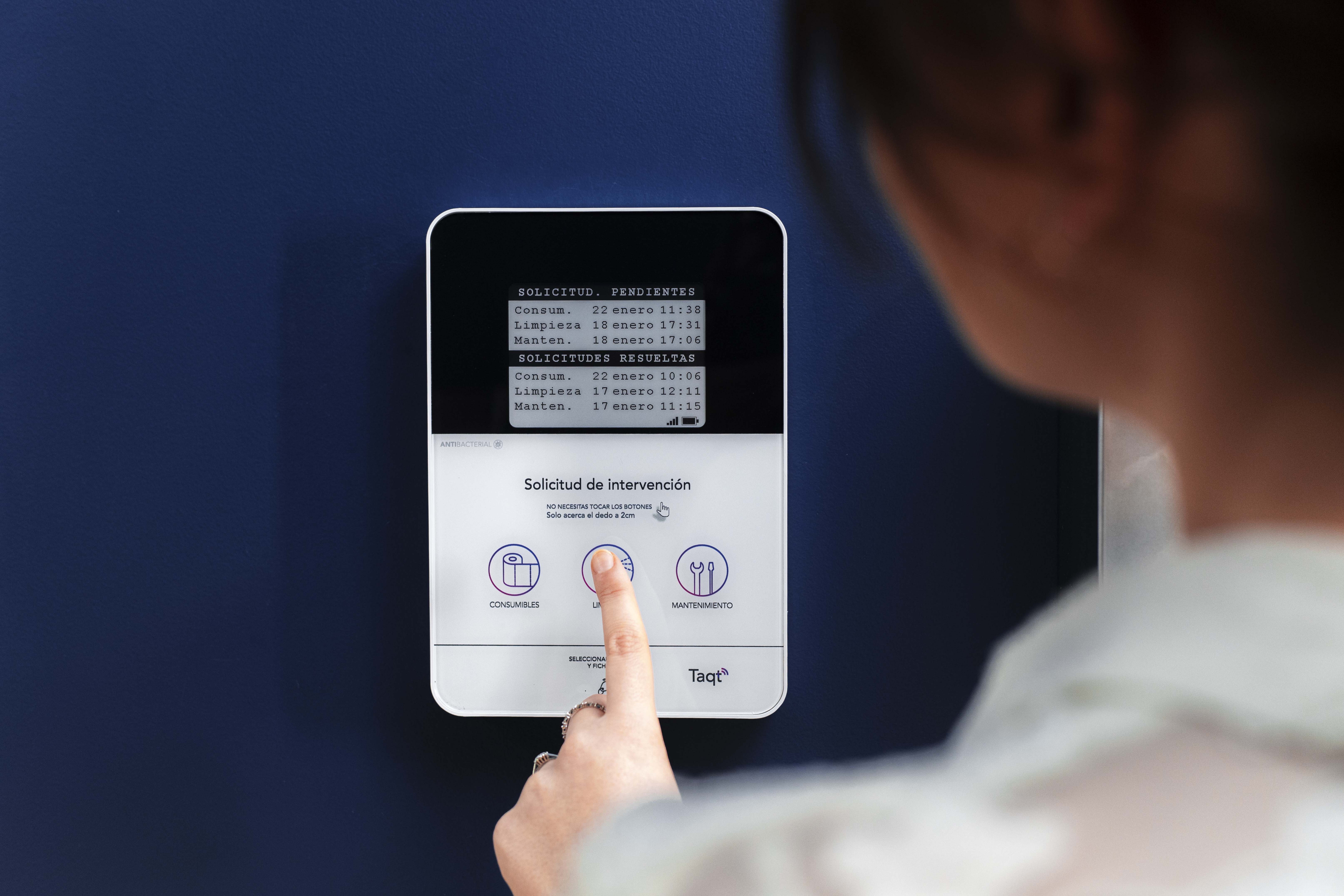 Una persona reportando un incidente en un dispositivo TaqtOne