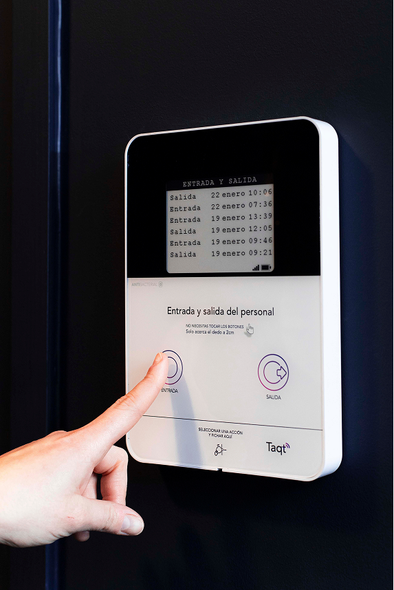 Un operario marcando su entrada en una hoja de registro digital