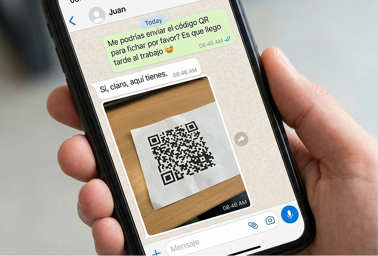 Una conversación Whatsapp entre dos compañeros en la que uno de ellos le envía al otro el código QR para fichar