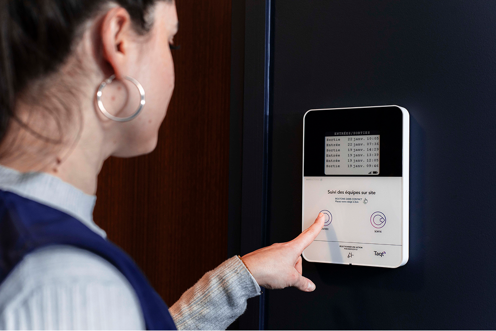 Un agent qui appuie sur le bouton 'Entrée" d'une feuille de passage digitale