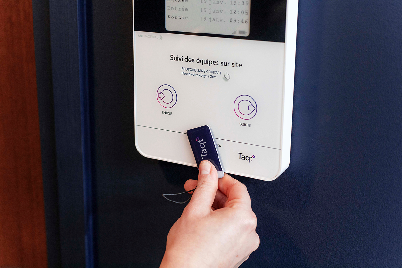 Un agent d'entretien qui pointe sur une feuille de passage digitale Taqt