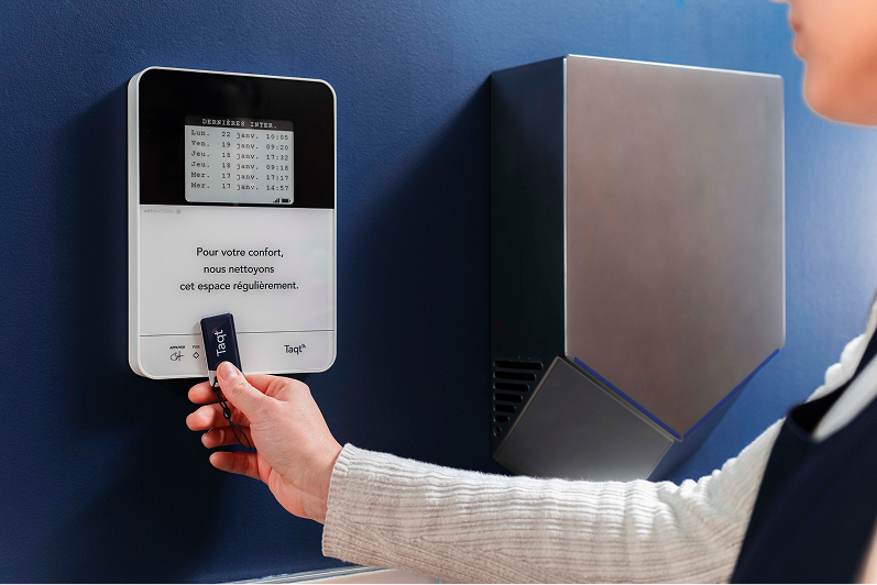 Un agent d'entretien qui pointe sur une feuille de passage digitale