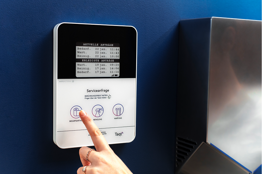 Eine Mitarbeiterin meldet fehlende Reinigungsmittel über einen digitalen Kontrollzettel