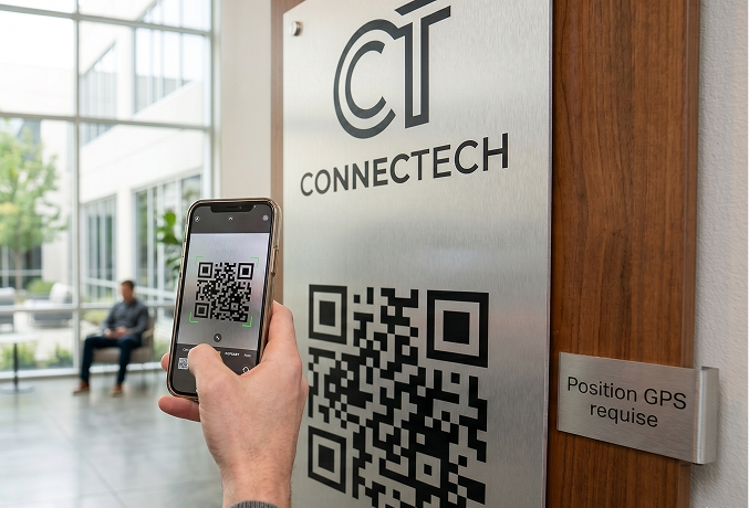Un employé qui scanne un QR code pour la preuve de présence avec position GPS requise