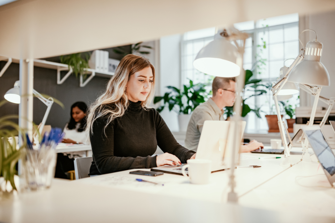 Hot Desking Pros and Cons for Hybrid Workplaces