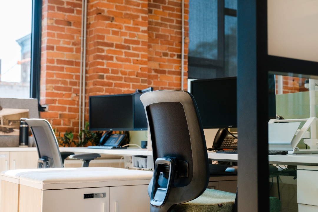 Hot Desk vs. Dedicated Desk: The Complete Guide to Choosing the Right Option for Your Team