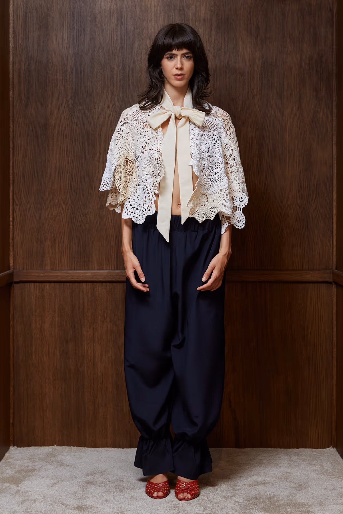 Cape en crochet, basés sur des napperons en crochet anciens assemblés et cousus à la main, col à nouer en coton doublé, finition pointe en biais. 