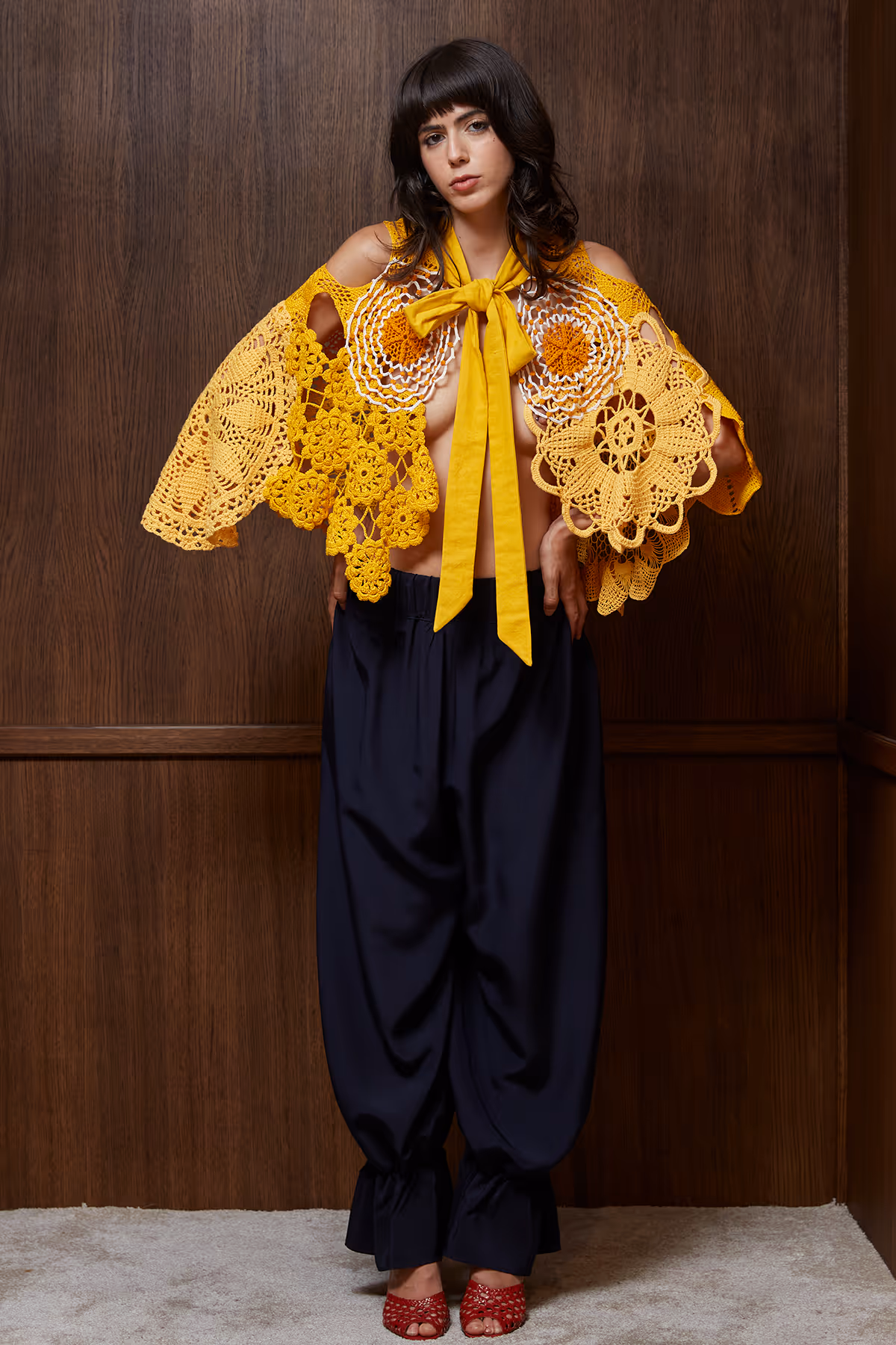 Cape en crochet, basés sur des napperons en crochet anciens assemblés et cousus à la main, col à nouer en coton doublé, finition pointe en biais. 