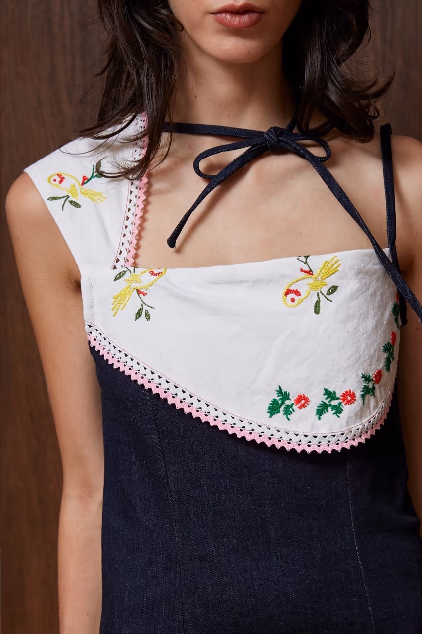 Mini denim dress, structured with front and back darts, asymmetrical details of lined embroidered vintage napkin at the chest and shoulder, denim cord to tie around the neck, invisible side zipper.
Denim: 98% cotton - 2% lycra
Napkin: 100% cotton
Lining: 100% cotton
Dry Cleaning Only.
Made in South of France.
The embroidered napkin is a unique piece.