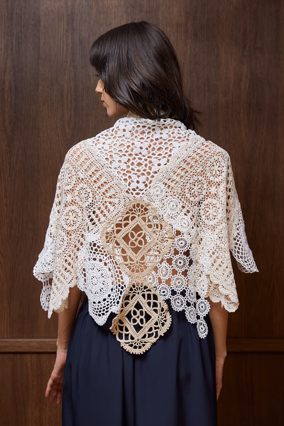 Cape en crochet, basés sur des napperons en crochet anciens assemblés et cousus à la main, col à nouer en coton doublé, finition pointe en biais. 