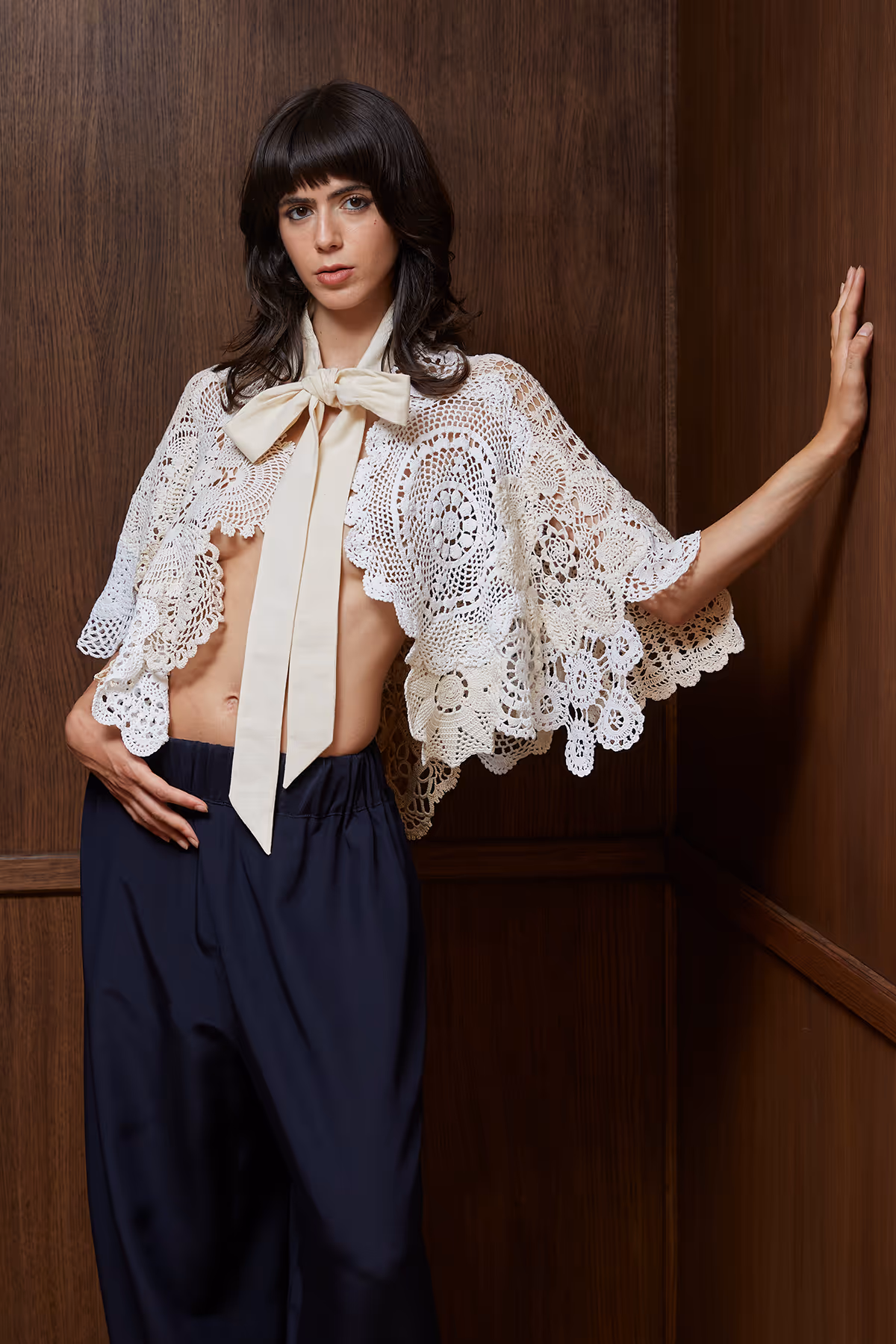 Cape en crochet, basés sur des napperons en crochet anciens assemblés et cousus à la main, col à nouer en coton doublé, finition pointe en biais. 