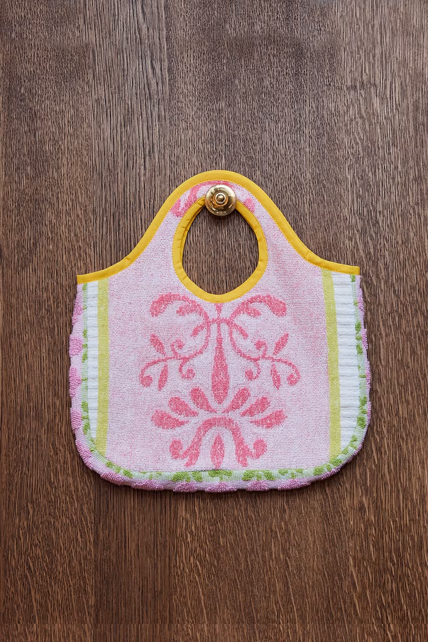 Sac en éponge des années 60/70, doublé à l’intérieur, fermeture aimantée, finitions en biais.