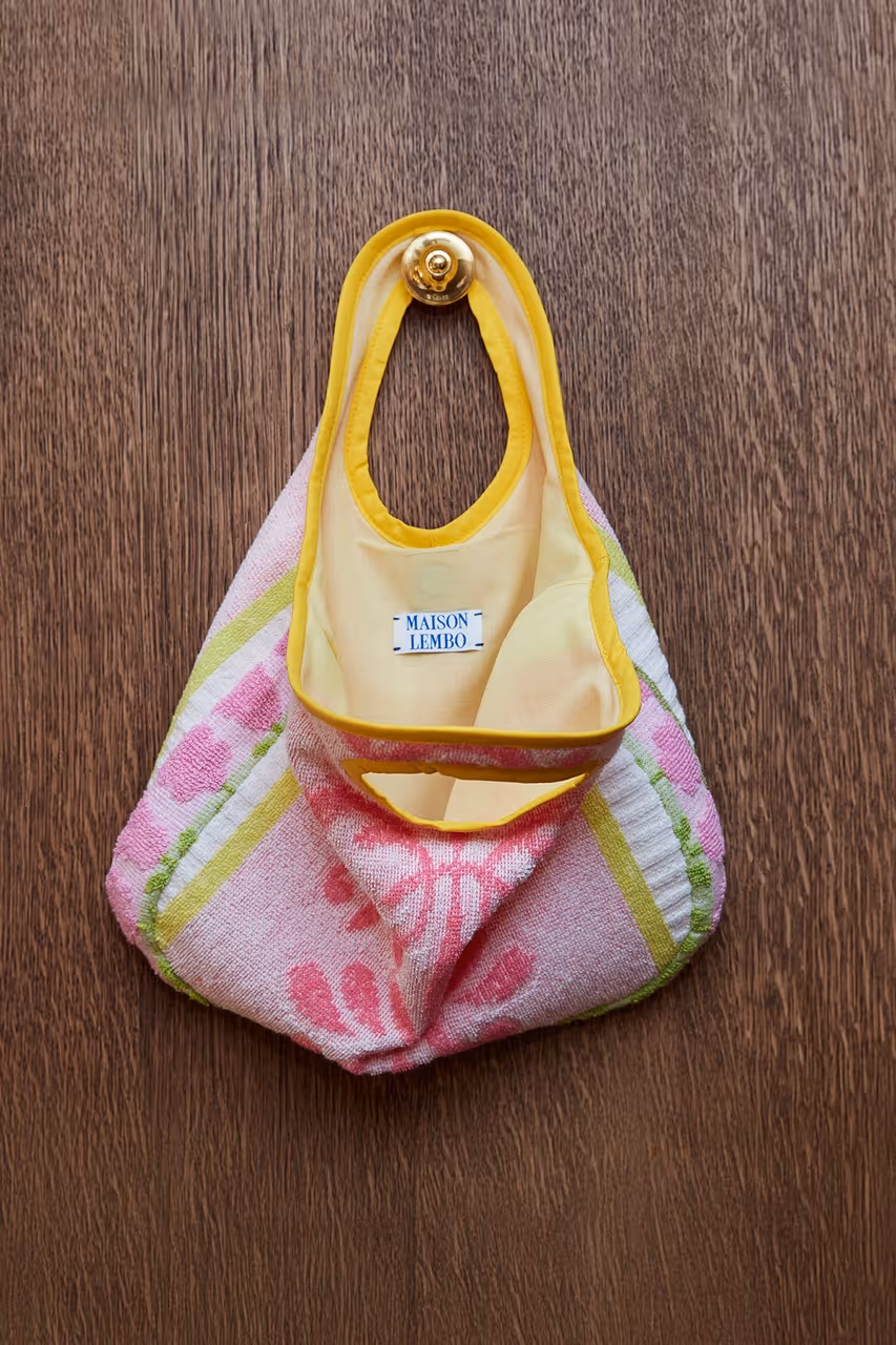 Sac en éponge des années 60/70, doublé à l’intérieur, fermeture aimantée, finitions en biais.