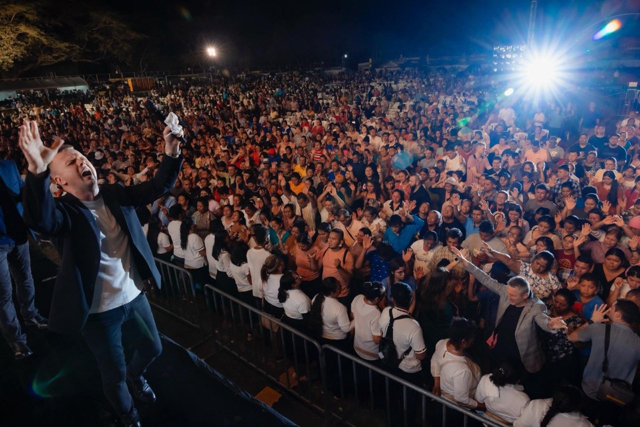 Crusade crowd