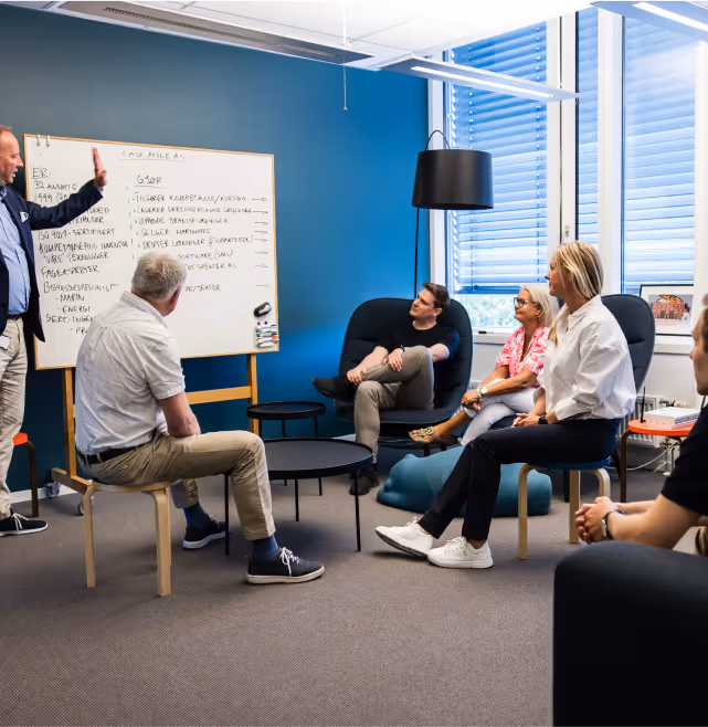 a speaker Hans-Jørgen Solli  addressing the team 