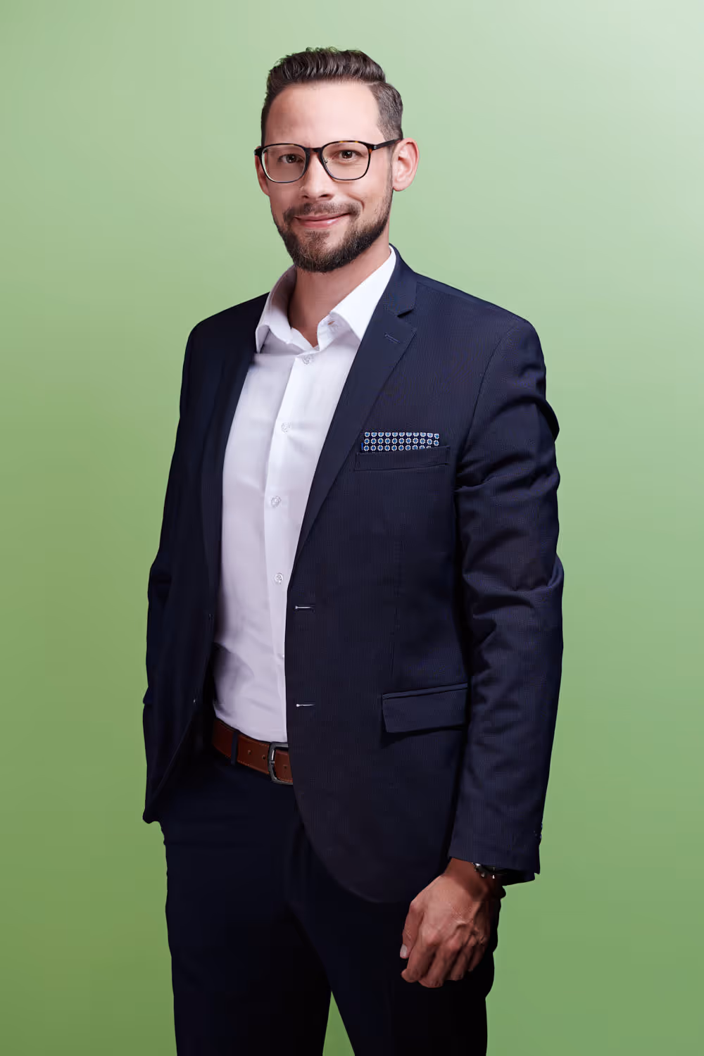 Der Rechtsanwalt Felix Wehrli blickt zuversichtlich in die Kamera, Studiobild.