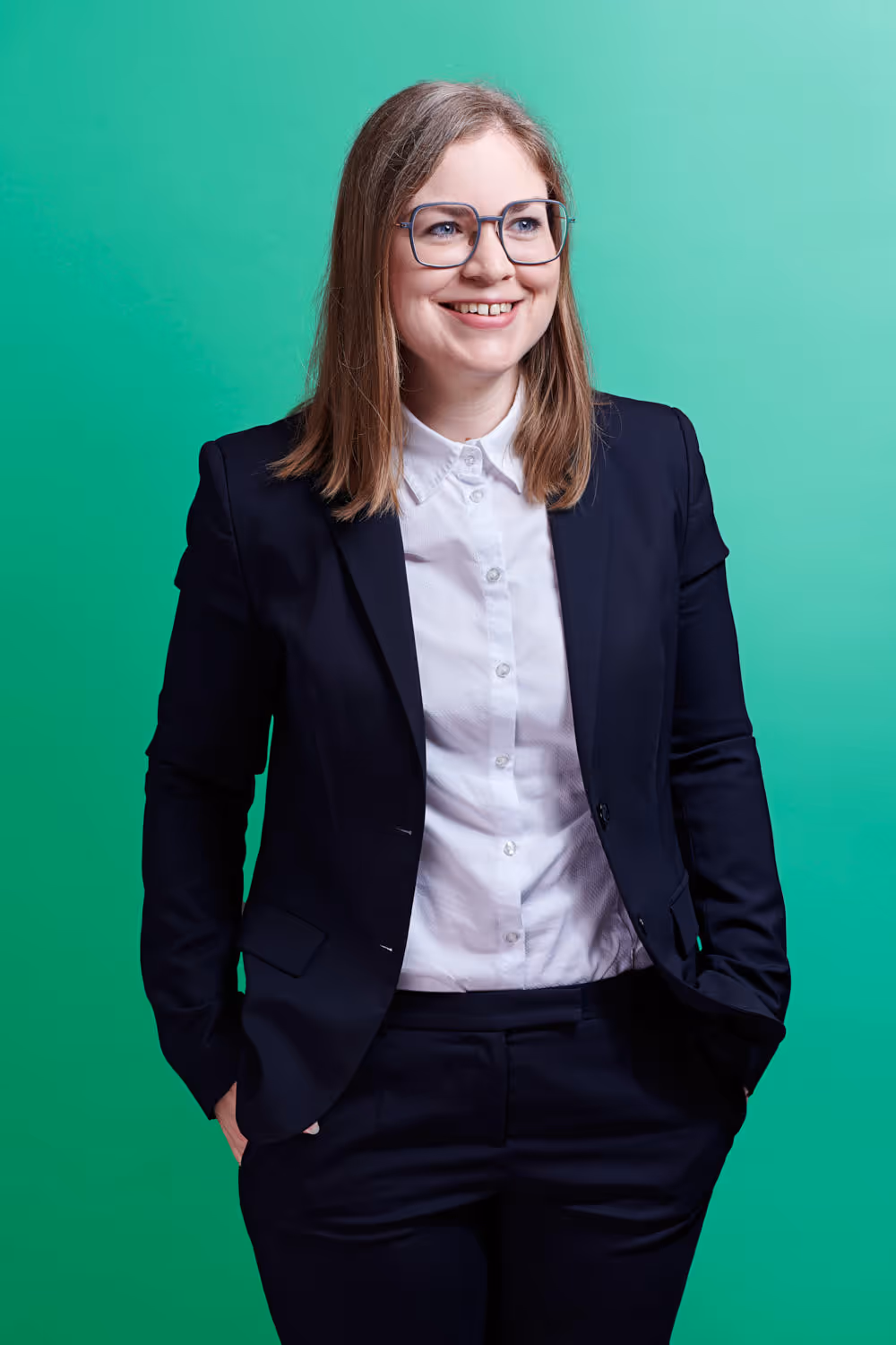 Die Rechtsanwältin Franziska Zimmermann hält die Hände in die Hosentaschen und lacht während einem Fototermin.