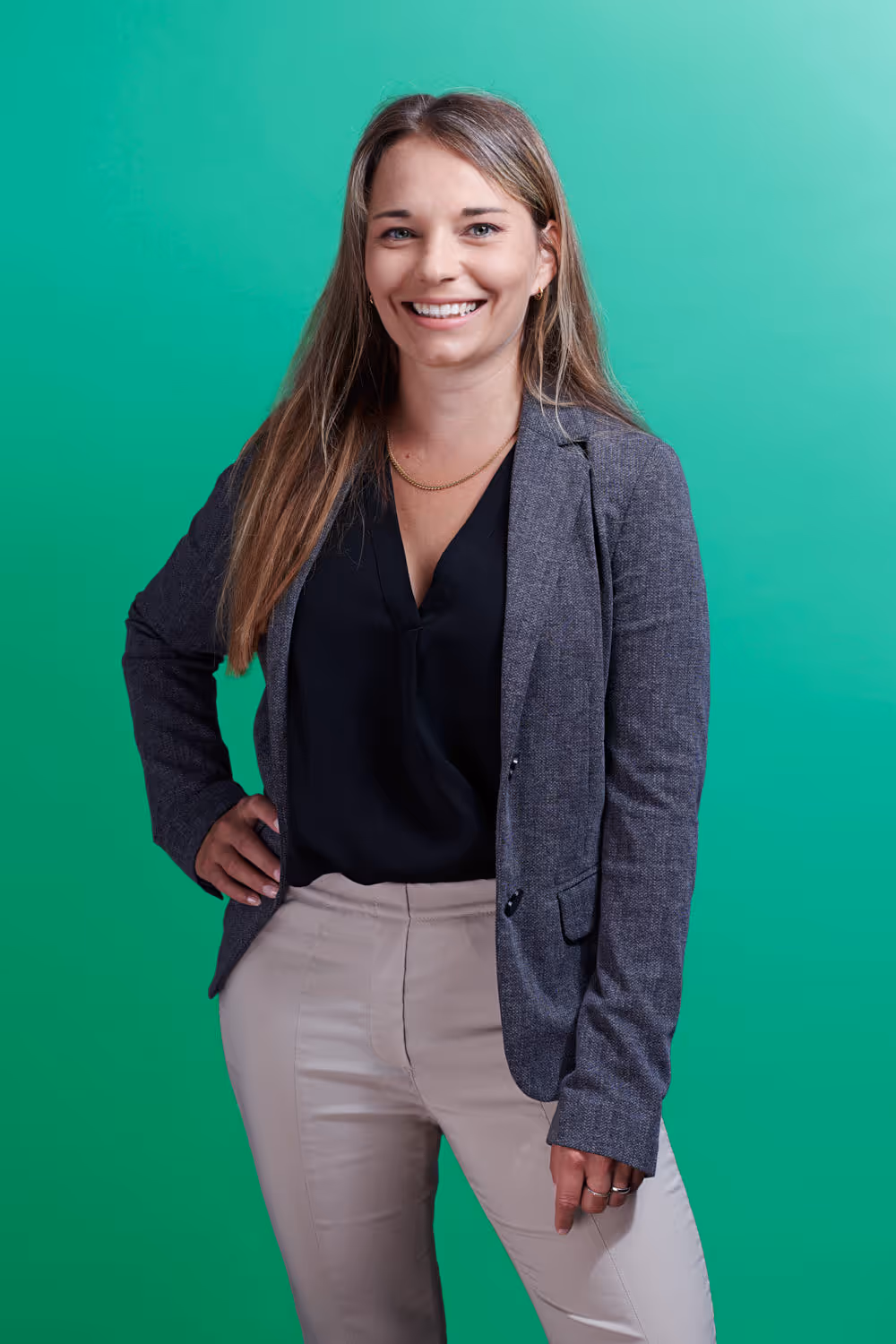 Die Rechtsanwältin Martina Müller-Felser stemmt die Hand in die Hüfte und blickt selbstbewusst in die Kamera, Studiobild.