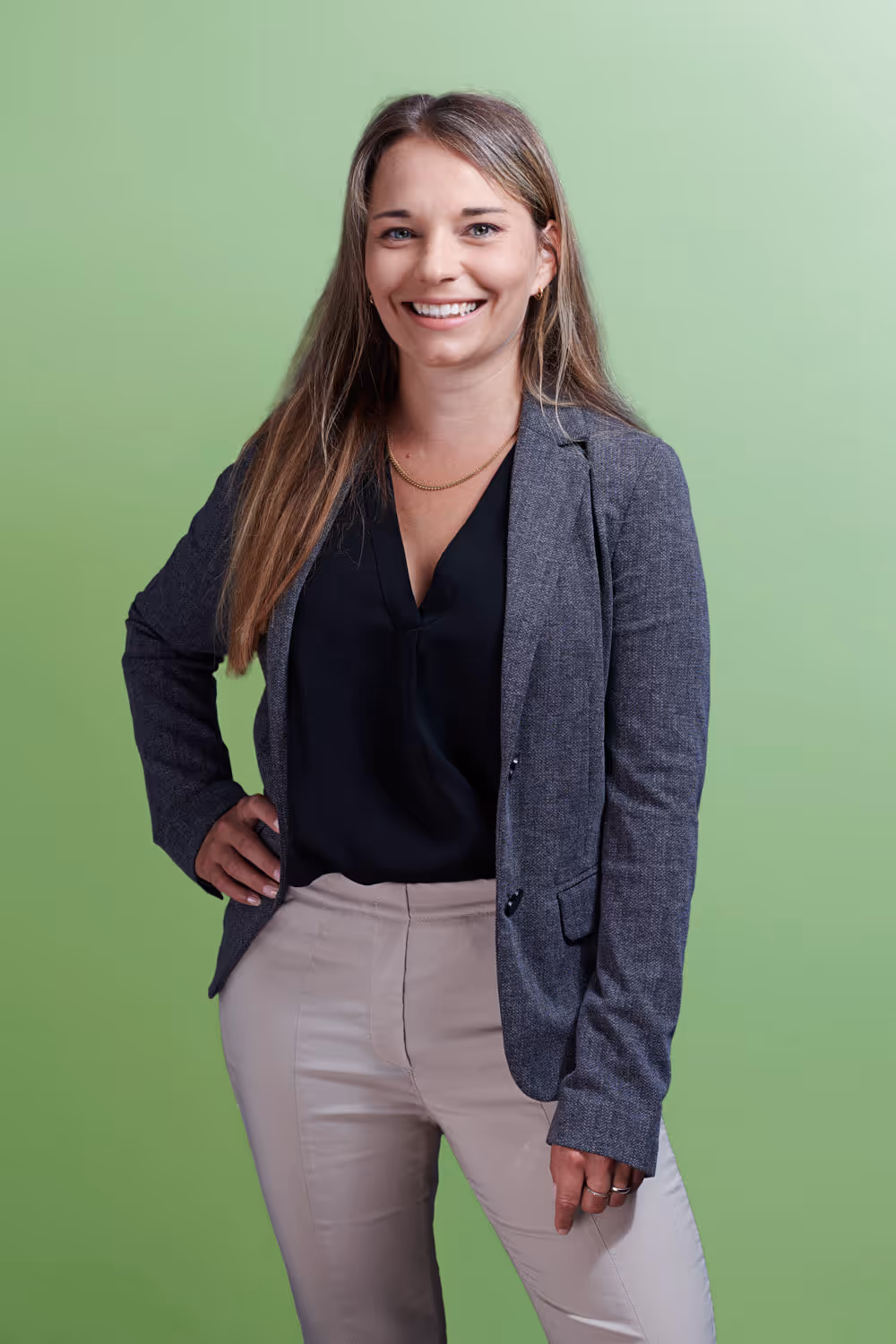 Die Rechtsanwältin Martina Müller-Felser stemmt die Hand in die Hüfte und blickt selbstbewusst in die Kamera, Studiobild.