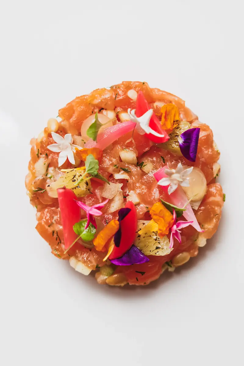 Assiette dressée par notre chef chez Great traiteur : tartare de saumon