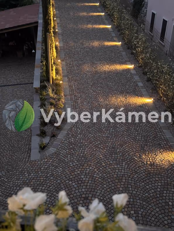 kostky z přírodního kamene večer