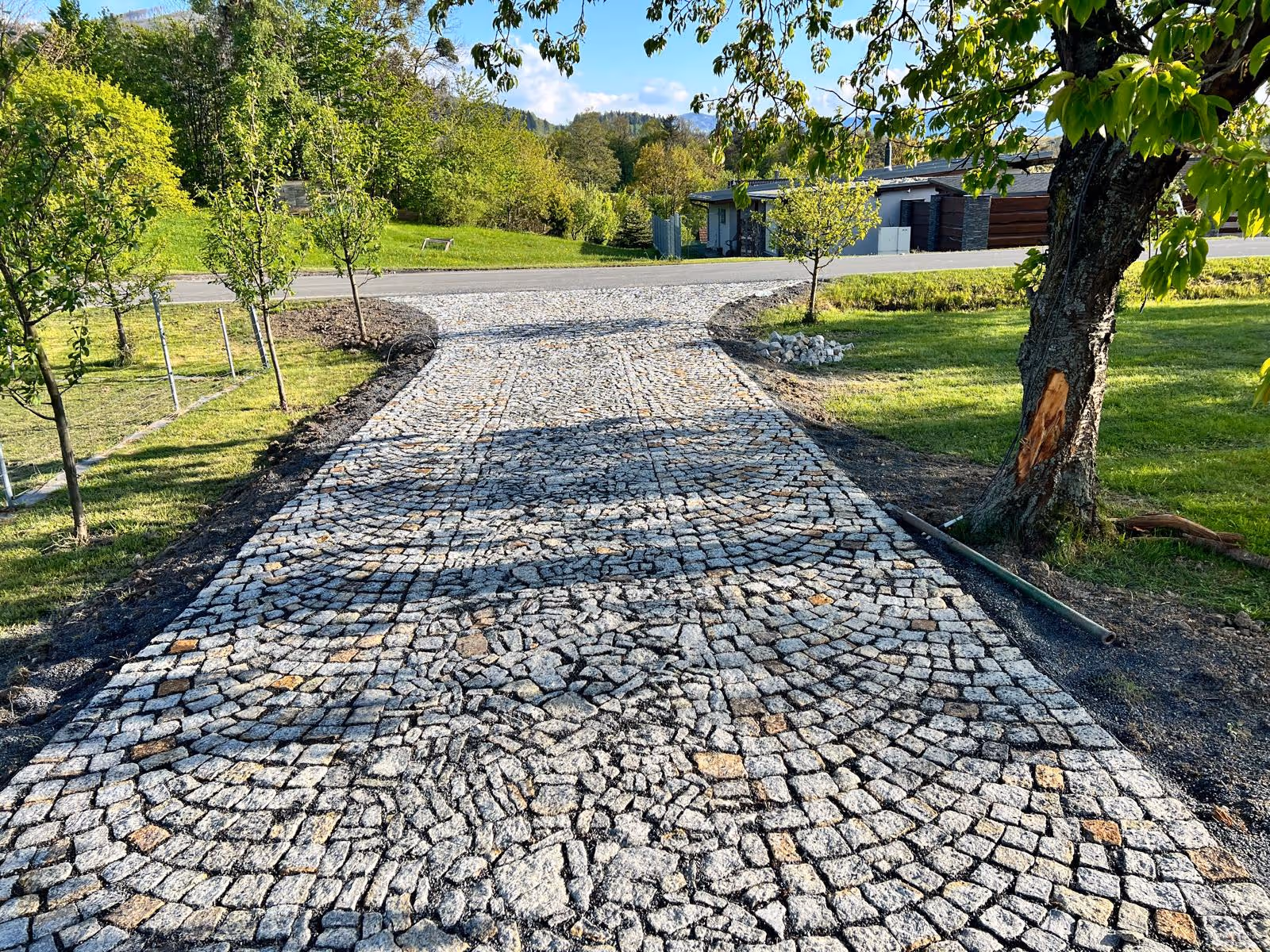 Ilustrační obrázek - žulové kostky, žulové krajníky, žulové obrubníky, žulové šlapáky, žulové dlažby