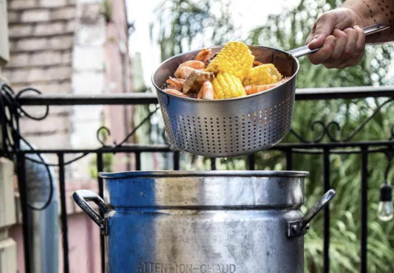 A Trip to New Orleans Isn’t Complete Without This Live Music & Shrimp Boil Cabaret for Groups
