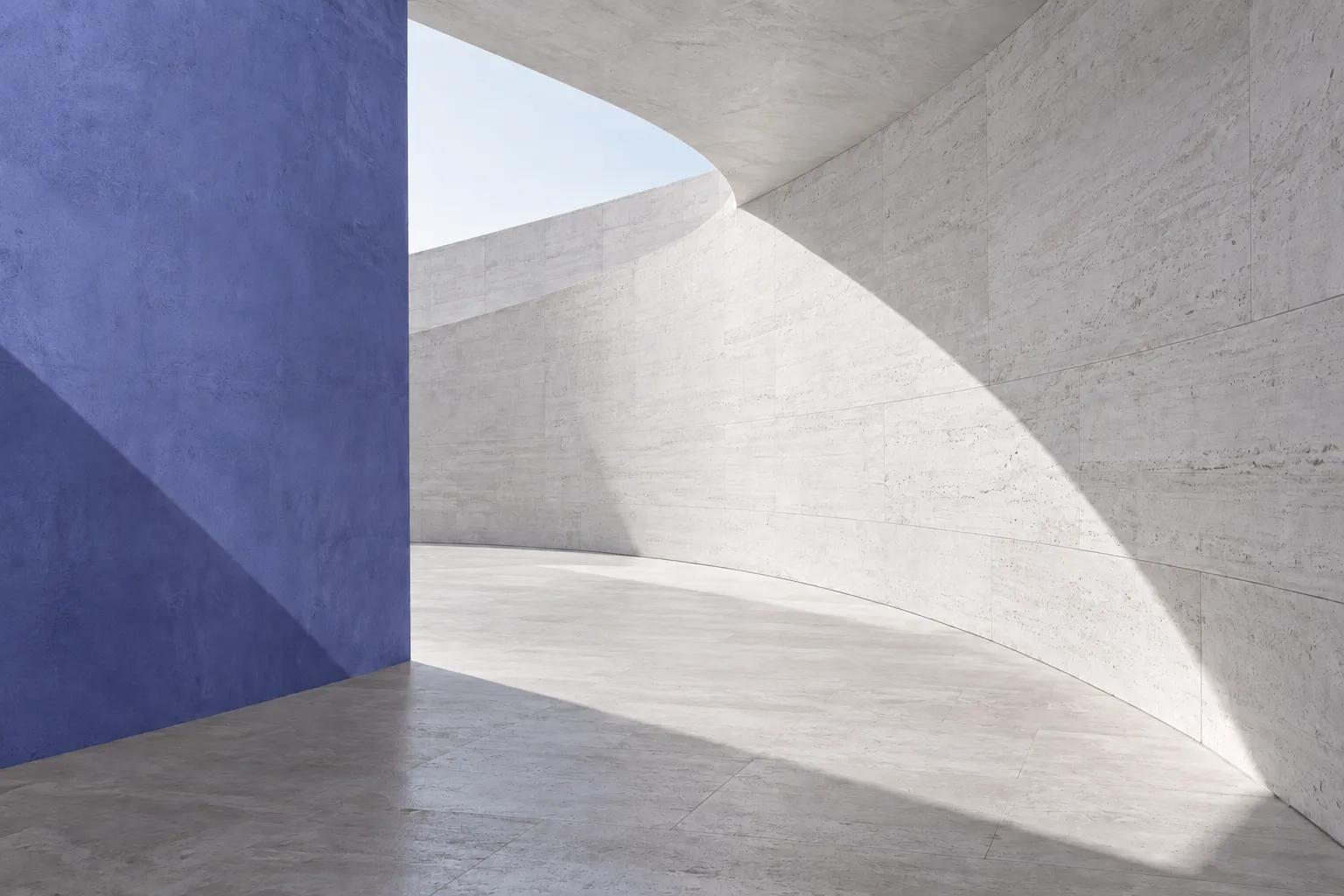 Perspective architecturale abstraite, lumière naturelle et bleu-violet.
