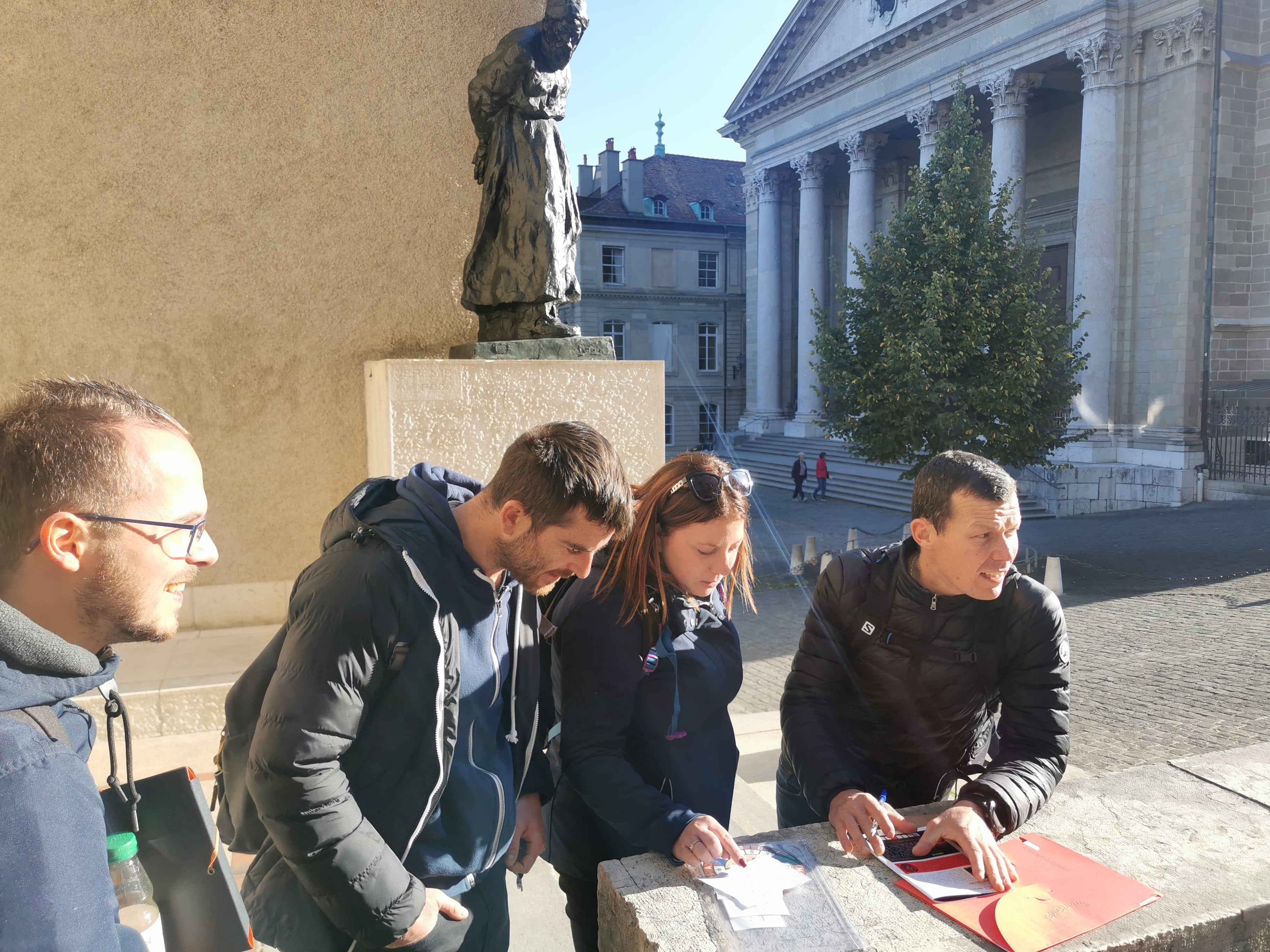 Équipe d’entreprise participant à un jeu d’enquête urbain lors d’un team building à Genève
