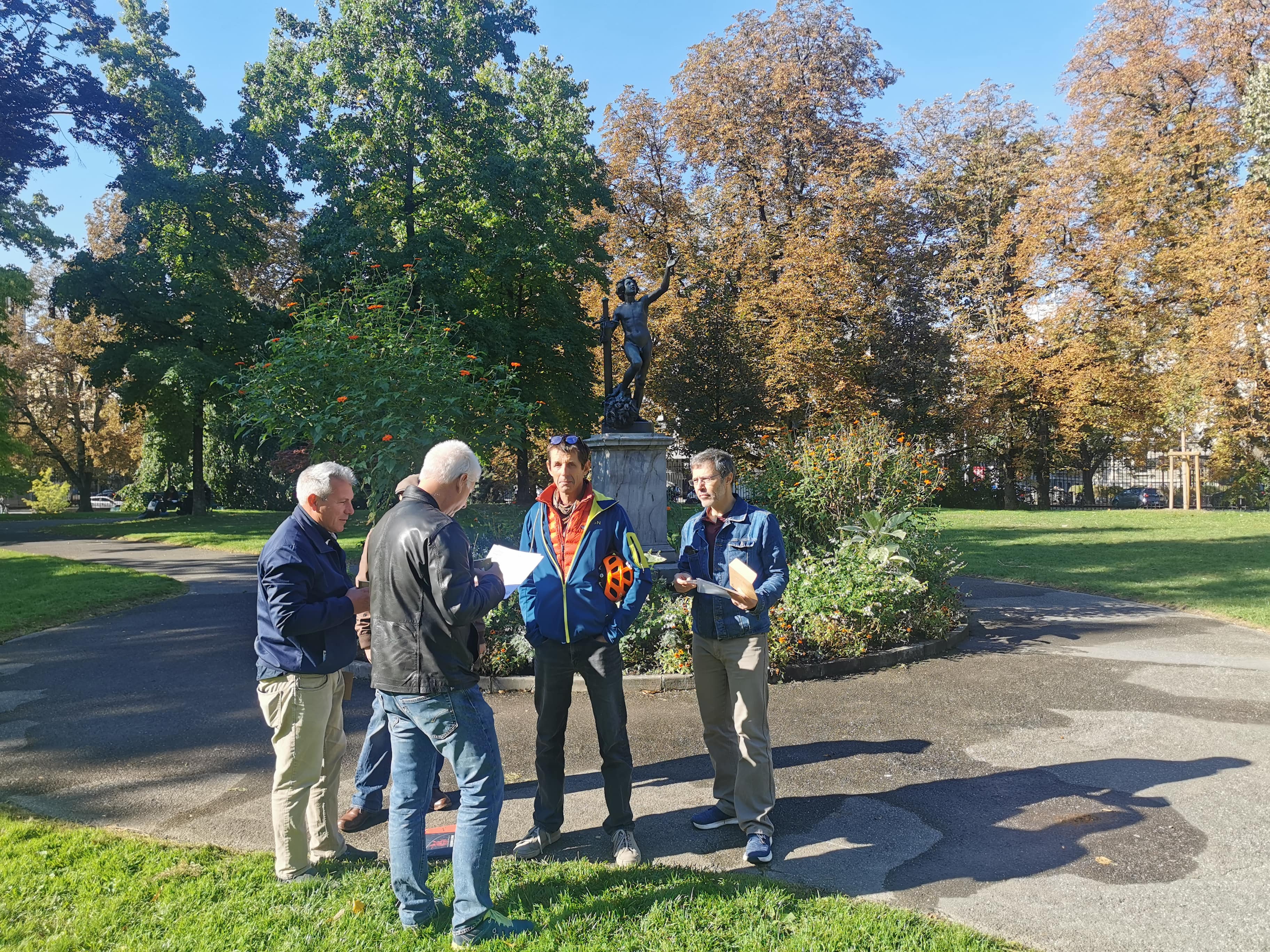 Équipe d’entreprise participant à un jeu stratégique lors d’un team building à Genève
