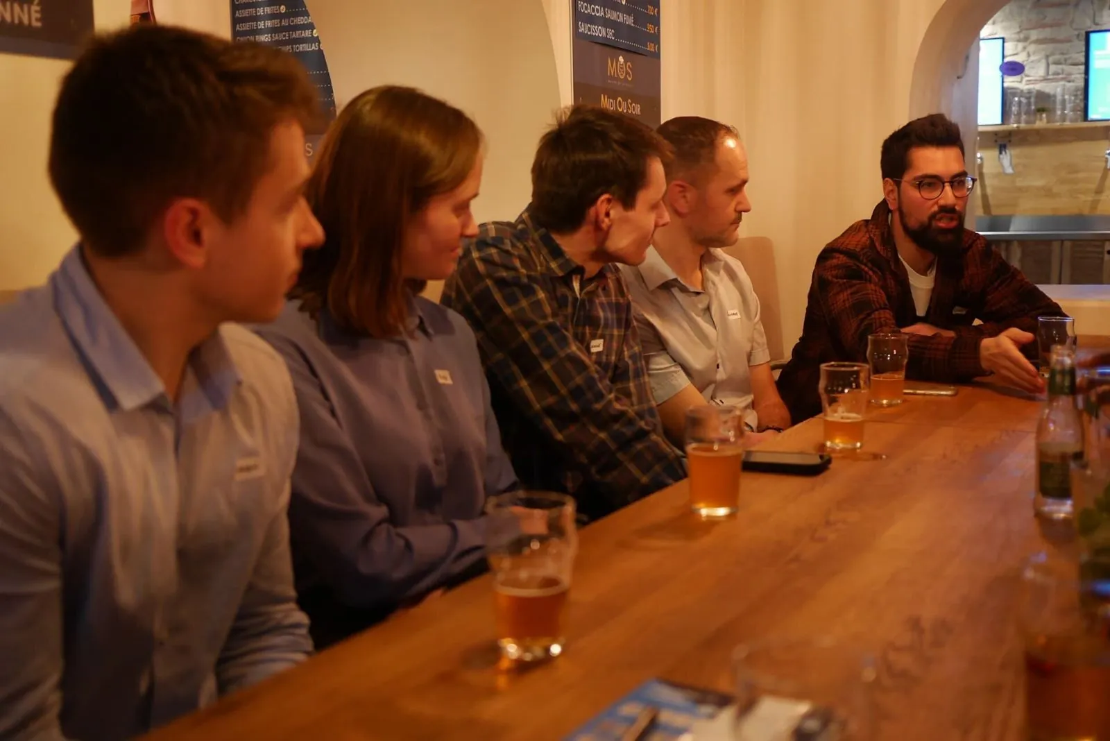 Members sitting at the bar during an evening in Lyon