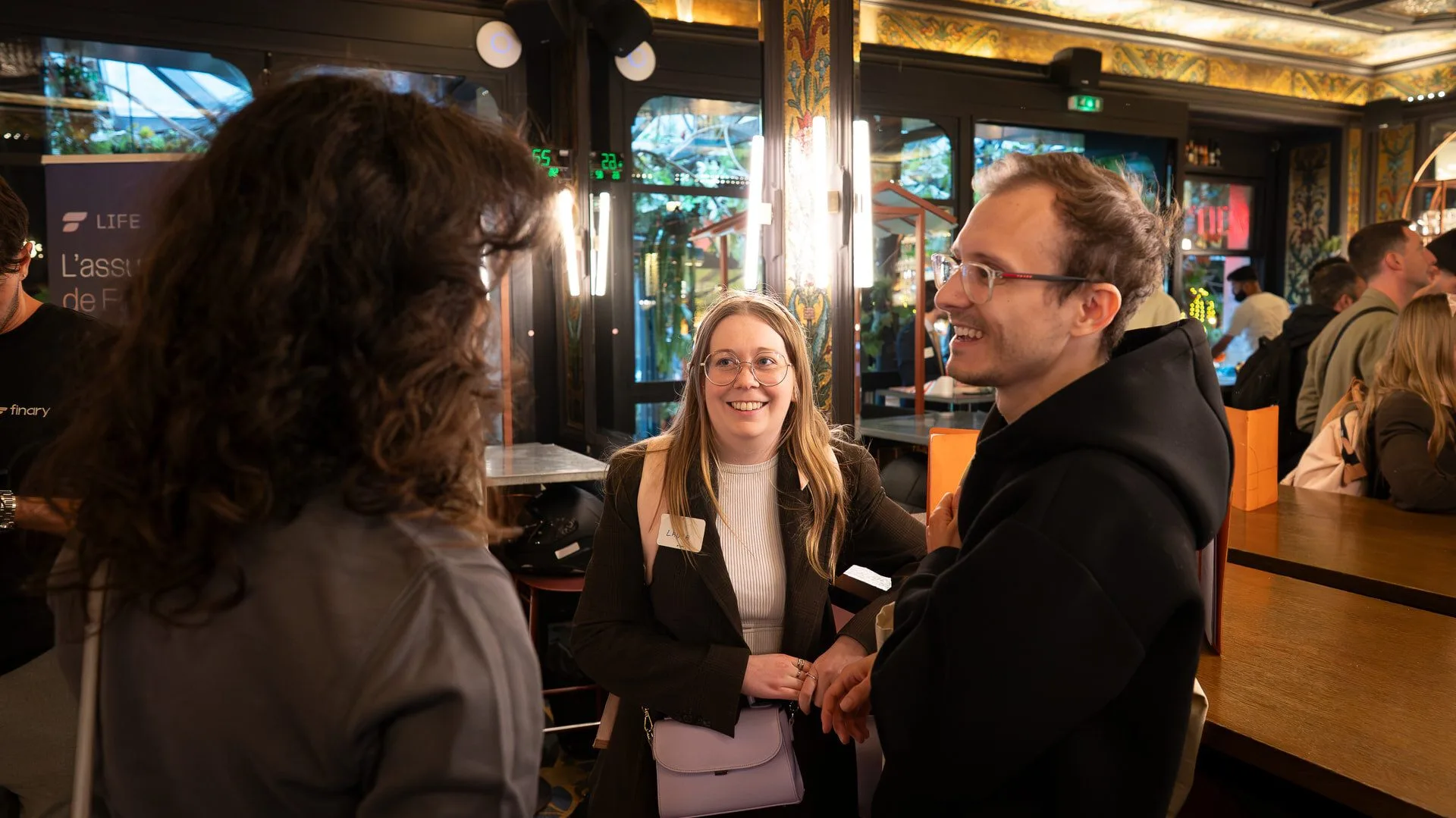 Une ambassadrice accueille des membres lors d’une soirée à Paris