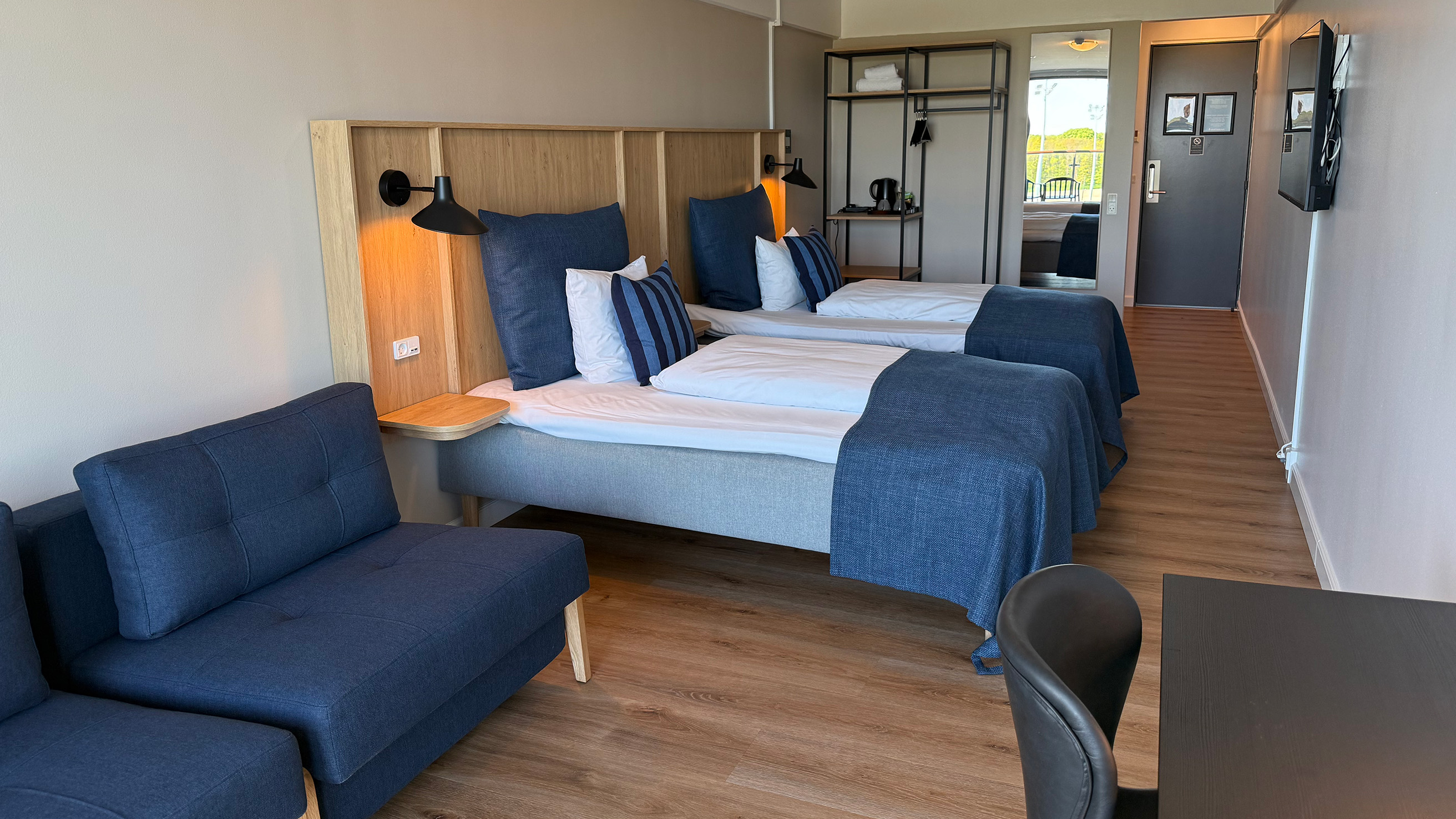 Idrættens Hus double room with a pair of beds standing next to each other