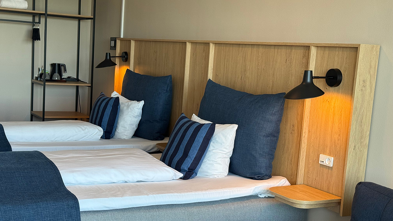 Idrættens Hus double room with a pair of beds standing next to each other