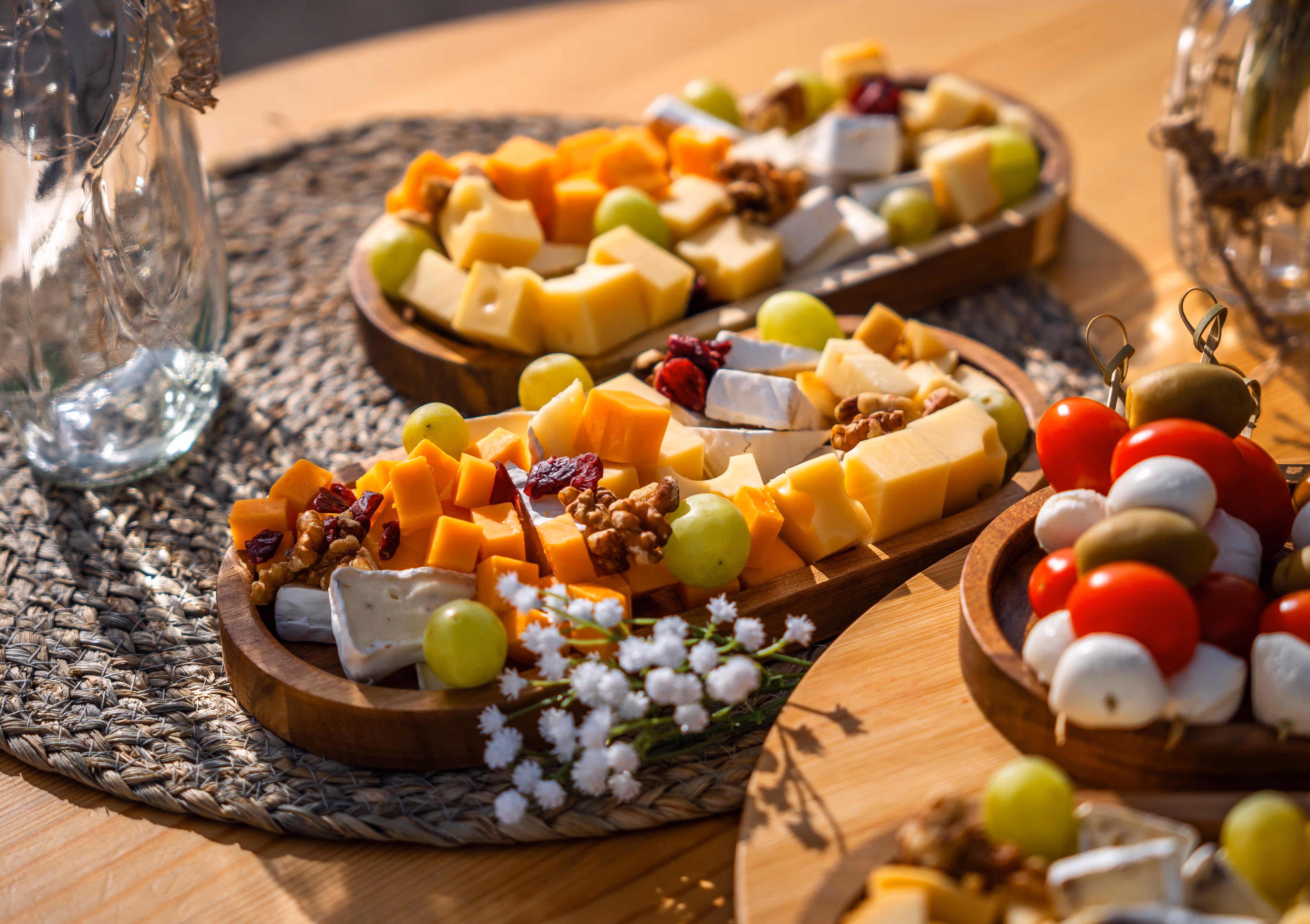 Előétel esküvőre, sajttál ízlésesen tálalva