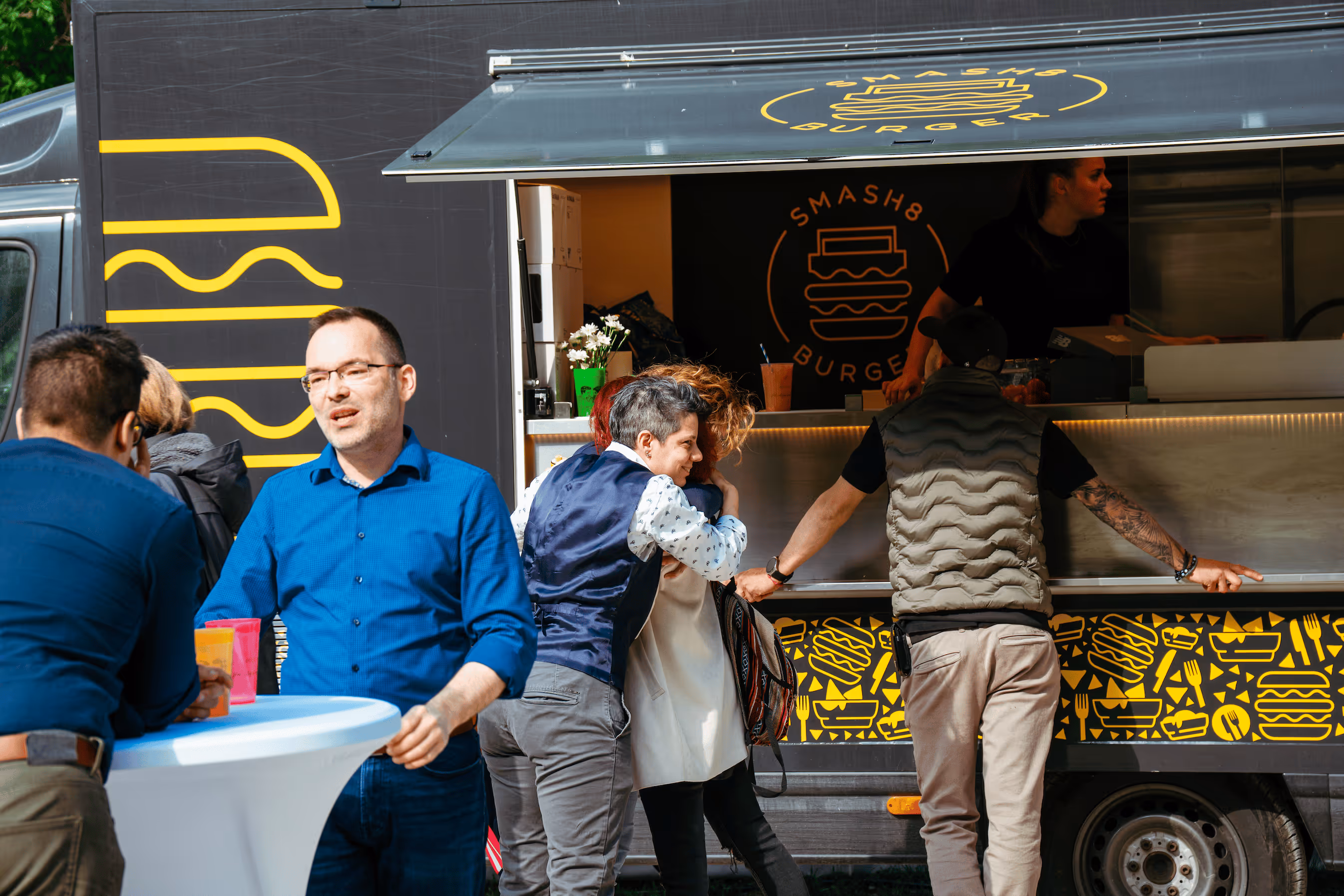 hamburgert kiszolgáló food truck smash8